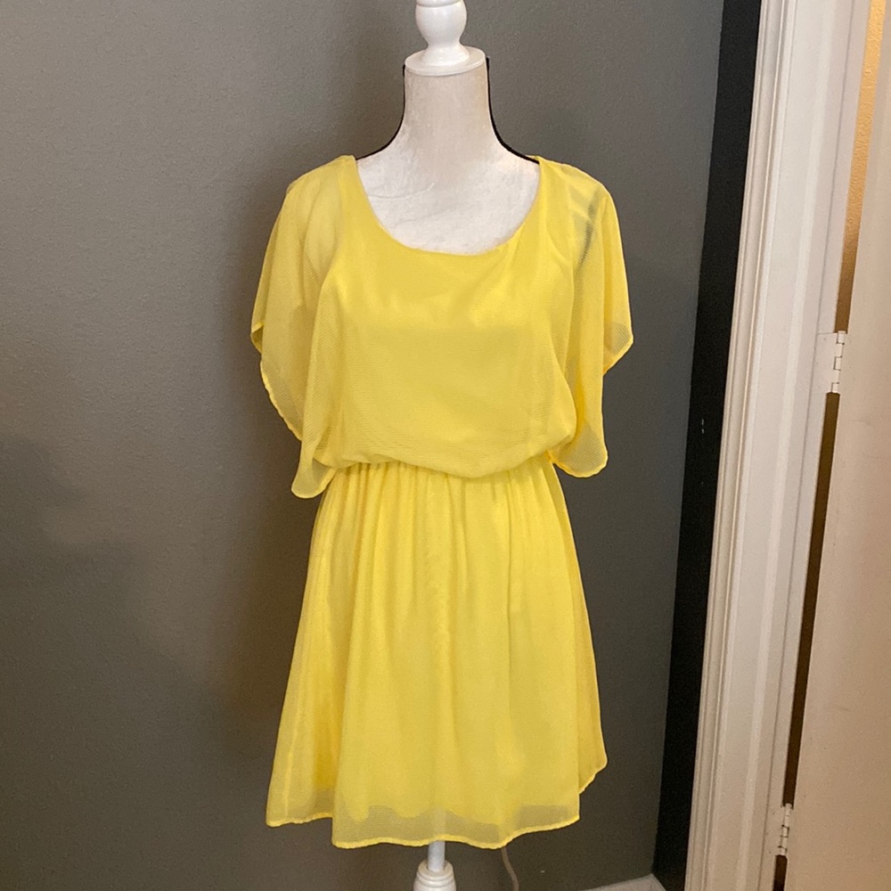 Yellow short sleeve boutique dress.